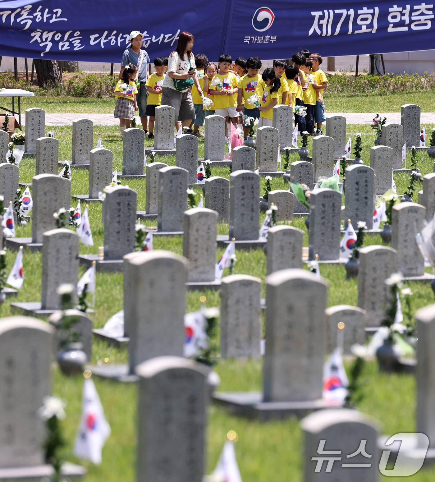 (서울=뉴스1) 구윤성 기자 = 현충일을 하루 앞둔 5일 서울 동작구 국립서울현충원을 찾은 어린이들이 묘역을 참배하고 있다. 2026.6.5/뉴스1