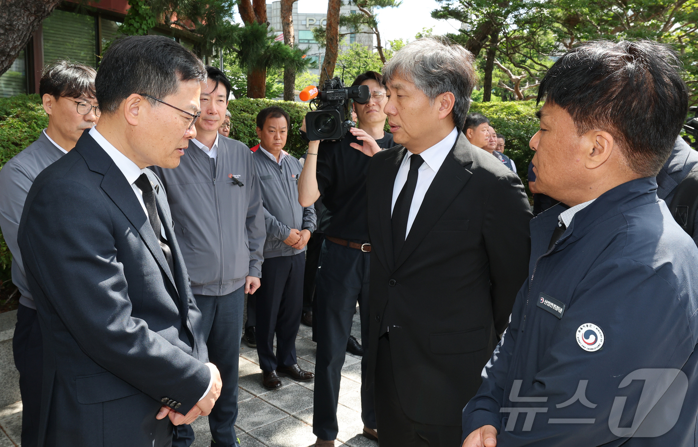 (대전=뉴스1) 김기태 기자 = 류현철 고용노동부 산업안전보건본부장 5일 대전 유성구청에 마련된 한화에어로스페이스 사고 희생자 합동분향소에서 손재일 대표이사와 대화를 하고 있다. …