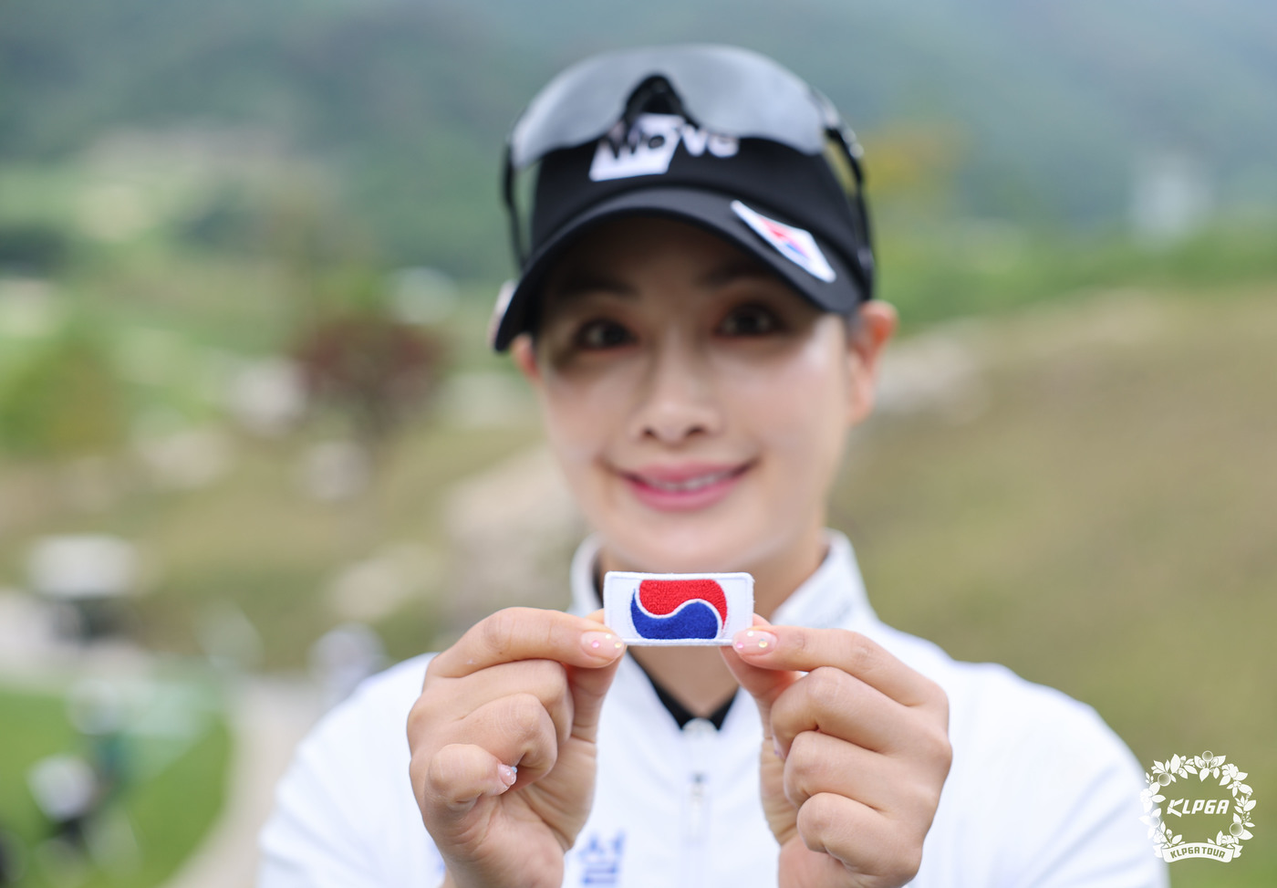 (서울=뉴스1) = 박결이 현충일을 하루 앞둔 5일 강원도 원주 성문안CC에서 열린 '2026 셀트리온 퀸즈 마스터즈' 1라운드 10번 홀에서 모자에 부착할 태극기 패치를 소개하고 …