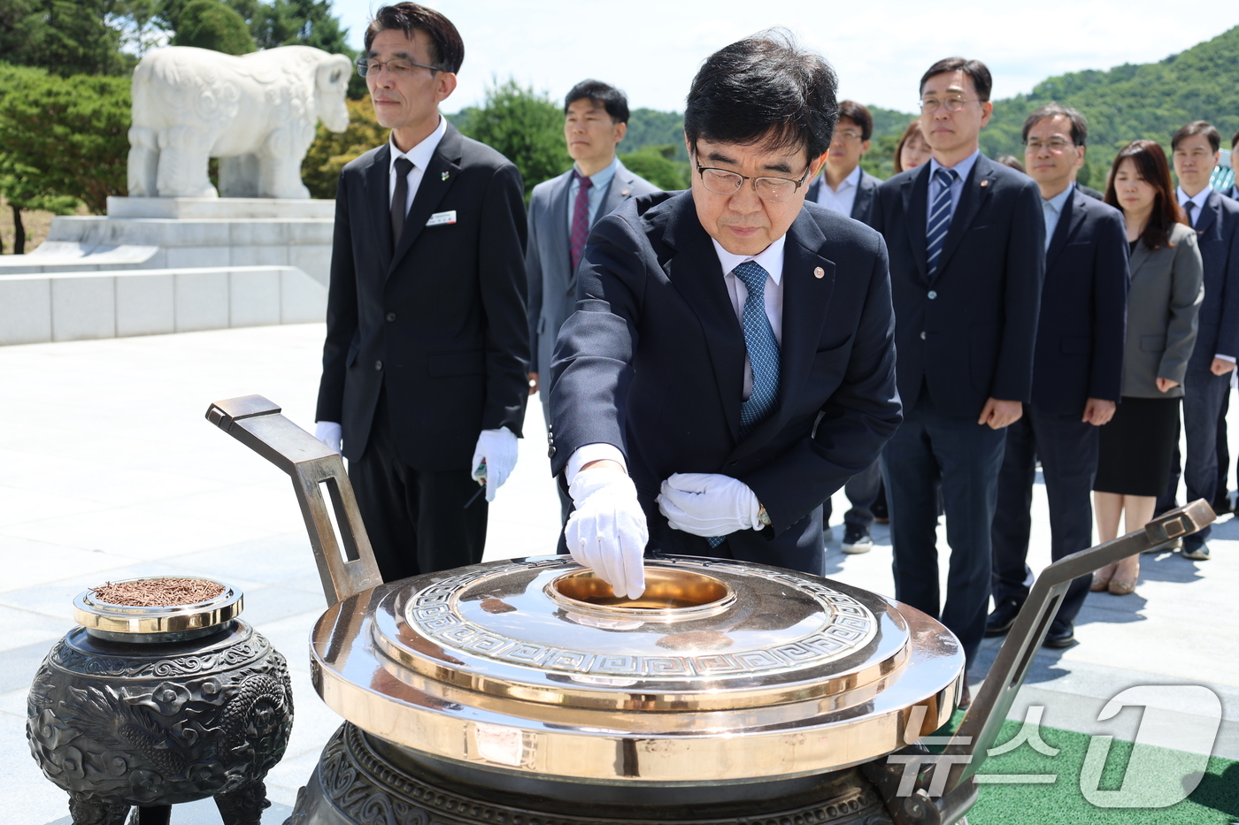(서울=뉴스1) = 인태연 소상공인시장진흥공단 이사장이 제71회 현충일을 앞둔 5일 임직원들과 국립대전현충원에서 분향하고 있다. (소상공인시장진흥공단 제공. 재판매 및 DB금지) …