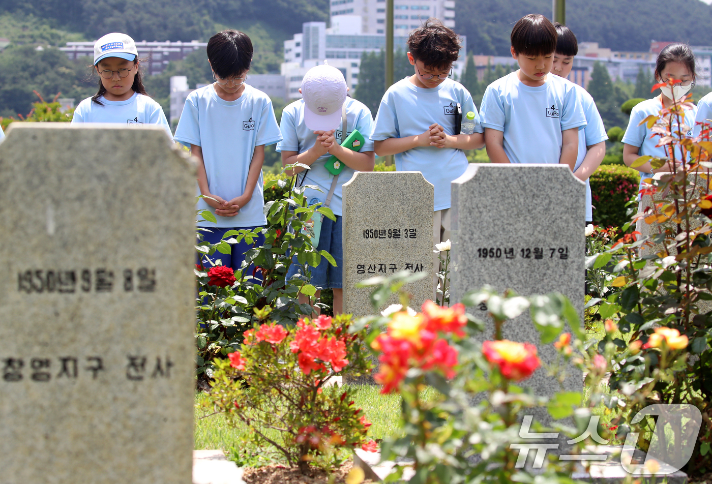 (부산=뉴스1) 윤일지 기자 = 제71회 현충일을 하루 앞둔 5일 부산 남구 유엔기념공원을 찾은 구포초등학교 학생들이 6·25 전쟁에 유엔군으로 참전한 한국군 전몰 장병 묘역을 참 …