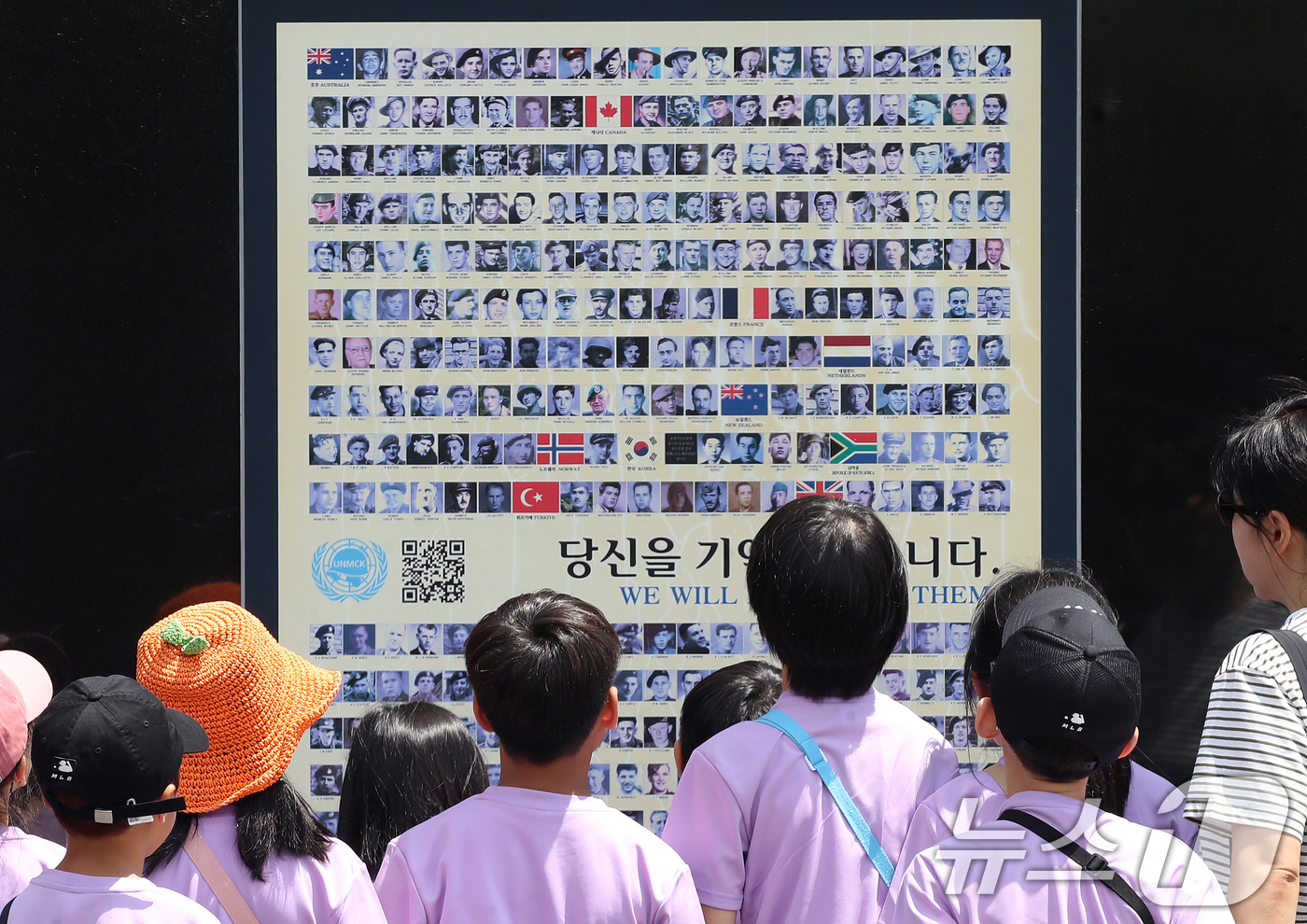 (부산=뉴스1) 윤일지 기자 = 제71회 현충일을 하루 앞둔 5일 부산 남구 유엔기념공원을 찾은 학생들이 6·25 전쟁 참전 유엔군 전몰장병 사진을 살펴보고 있다. 2026.6.5 …