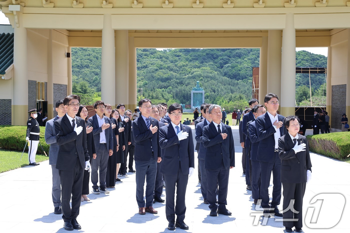 (서울=뉴스1) = 인태연 소상공인시장진흥공단 이사장이 제71회 현충일을 앞둔 5일 임직원들과 국립대전현충원을 참배한 후 국민의례를 하고 있다. (소상공인시장진흥공단 제공. 재판매 …