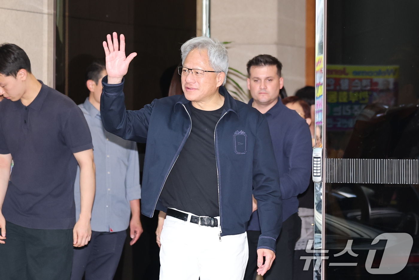 (서울=뉴스1) 박지혜 기자 = 젠슨 황 엔비디아 최고경영자(CEO)가 5일 오후 서울 강서구 서울김포비즈니스항공센터(SGBAC)를 통해 입국하고 있다.젠슨 황은 이날 국내 주요 …