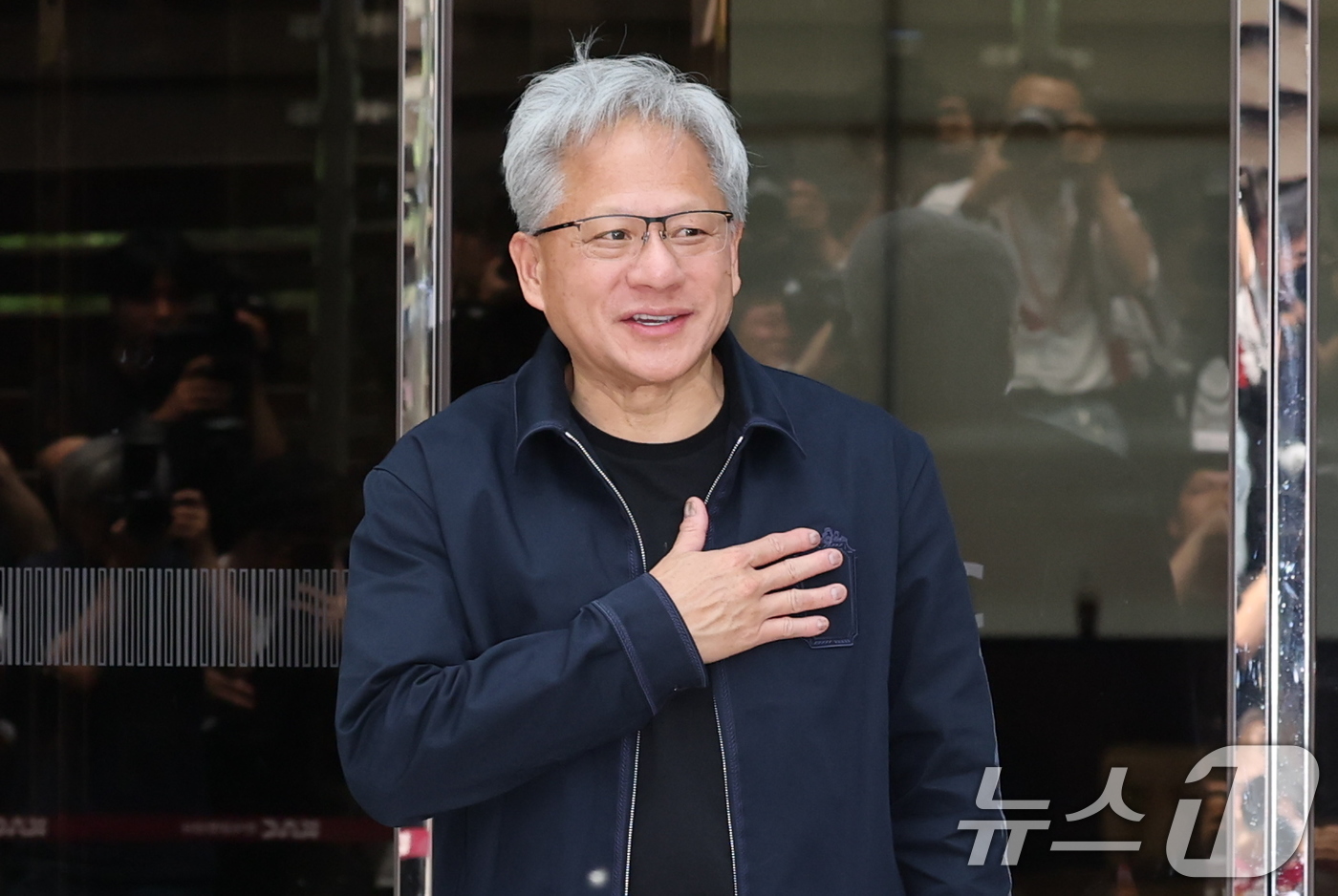 (서울=뉴스1) 박지혜 기자 = 젠슨 황 엔비디아 최고경영자(CEO)가 5일 오후 서울 강서구 서울김포비즈니스항공센터(SGBAC)를 통해 입국하고 있다.젠슨 황은 이날 국내 주요 …