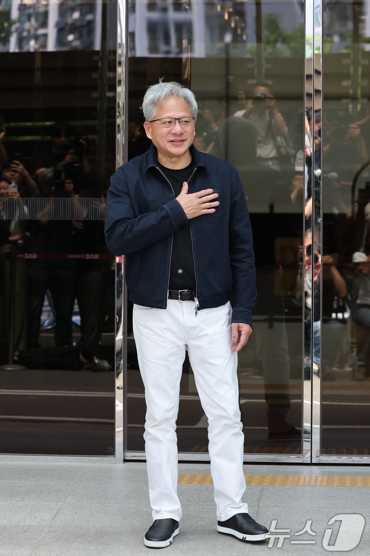 (서울=뉴스1) 박지혜 기자 = 젠슨 황 엔비디아 최고경영자(CEO)가 5일 오후 서울 강서구 서울김포비즈니스항공센터(SGBAC)를 통해 입국하고 있다. 젠슨 황은 이날 국내 주요 …