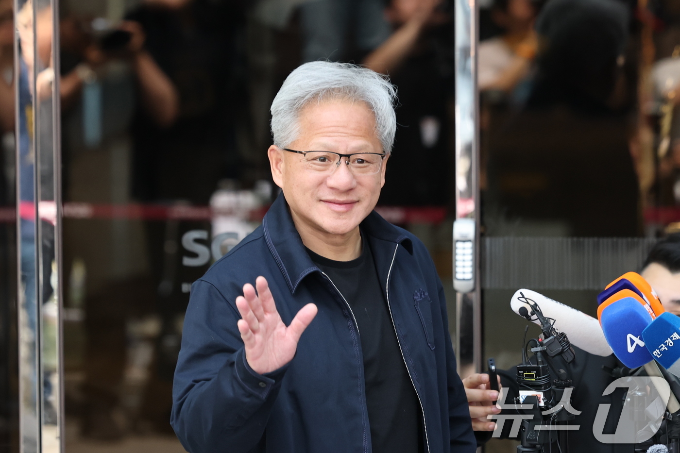 (서울=뉴스1) 박지혜 기자 = 젠슨 황 엔비디아 최고경영자(CEO)가 5일 오후 서울 강서구 서울김포비즈니스항공센터(SGBAC)를 통해 입국하고 있다. 젠슨 황은 이날 국내 주요 …