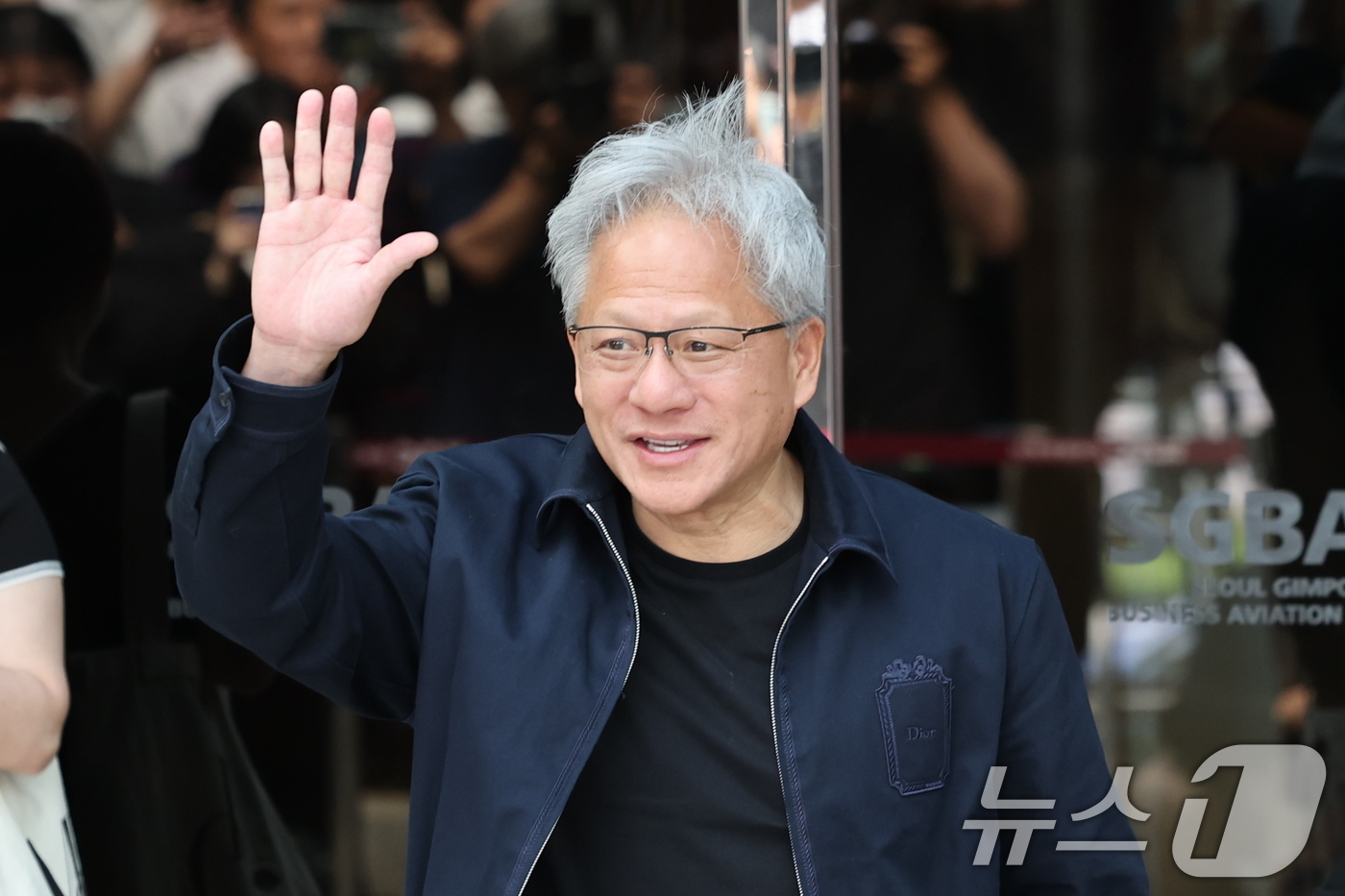 (서울=뉴스1) 박지혜 기자 = 젠슨 황 엔비디아 최고경영자(CEO)가 5일 오후 서울 강서구 서울김포비즈니스항공센터(SGBAC)를 통해 입국, 취재진을 향해 손 인사를 하고 있다 …