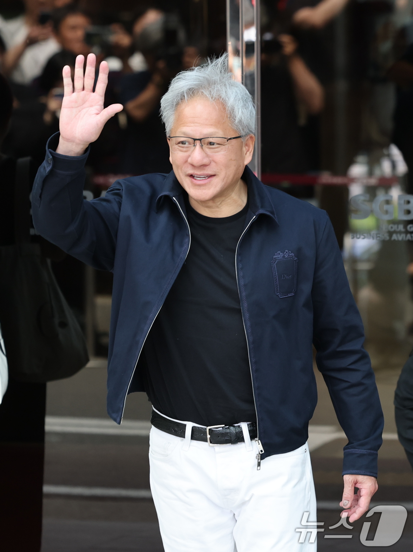 (서울=뉴스1) 박지혜 기자 = 젠슨 황 엔비디아 최고경영자(CEO)가 5일 오후 서울 강서구 서울김포비즈니스항공센터(SGBAC)를 통해 입국, 취재진을 향해 손 인사를 하고 있다 …