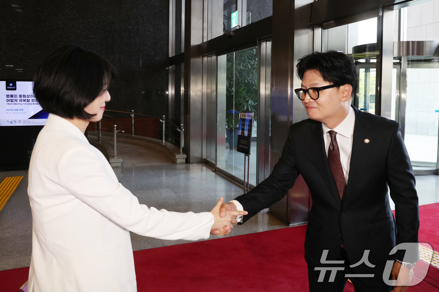 (서울=뉴스1) 황기선 기자 = 한동훈 무소속 의원이 5일 오후 서울 여의도 국회로 등청하며 배현진 국민의힘 의원과 악수를 나누고 있다.  2026.6.5/뉴스1
