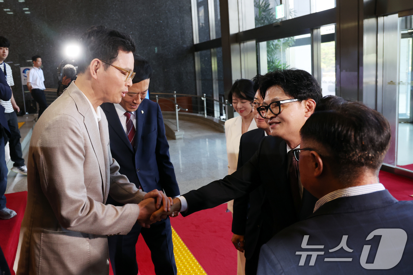 (서울=뉴스1) 황기선 기자 = 한동훈 무소속 의원이 5일 오후 서울 여의도 국회로 등청하며 국민의힘 의원들과 악수를 나누고 있다. 2026.6.5/뉴스1