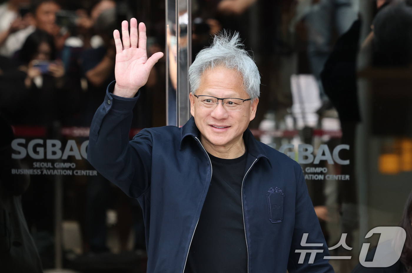 (서울=뉴스1) 박지혜 기자 = 젠슨 황 엔비디아 최고경영자(CEO)가 5일 오후 서울 강서구 서울김포비즈니스항공센터(SGBAC)를 통해 입국하고 있다.젠슨 황은 이날 국내 주요 …