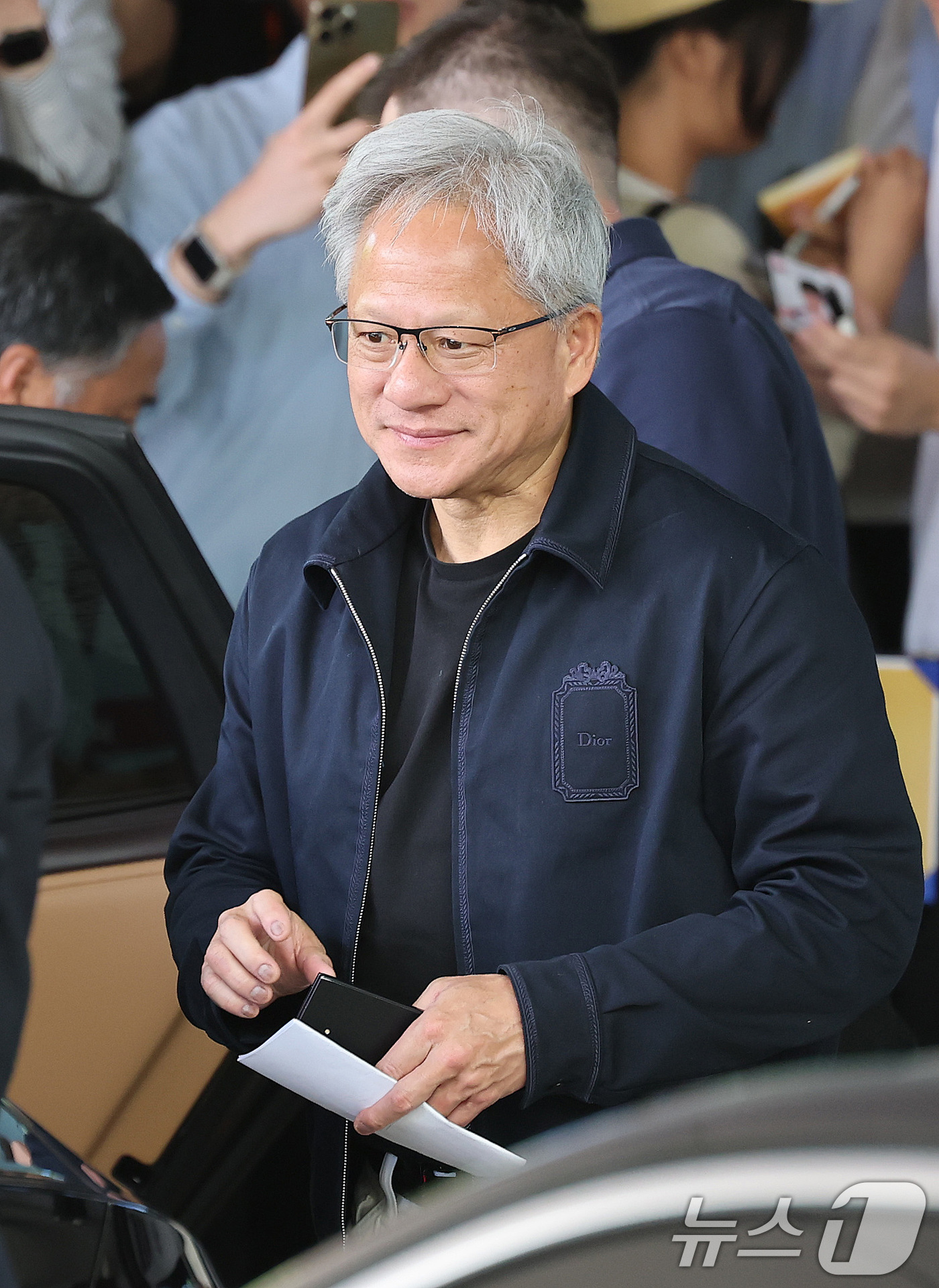 (서울=뉴스1) 박지혜 기자 = 젠슨 황 엔비디아 최고경영자(CEO)가 5일 오후 서울 강서구 서울김포비즈니스항공센터(SGBAC)를 통해 방한하고 있다.젠슨 황은 이날 국내 주요 …