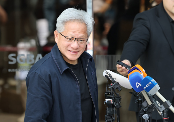 취재진 질문에 답하는 젠슨황