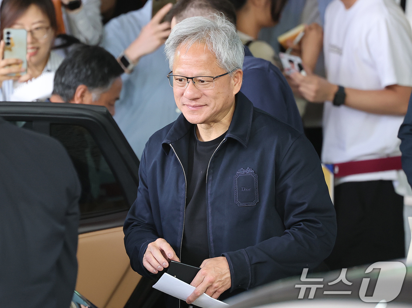 (서울=뉴스1) 박지혜 기자 = 젠슨 황 엔비디아 최고경영자(CEO)가 5일 오후 서울 강서구 서울김포비즈니스항공센터(SGBAC)를 통해 방한하고 있다.젠슨 황은 이날 국내 주요 …