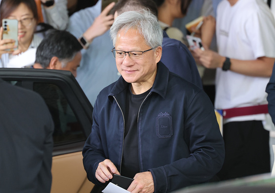 젠슨황, 가죽자켓 대신 디올자켓