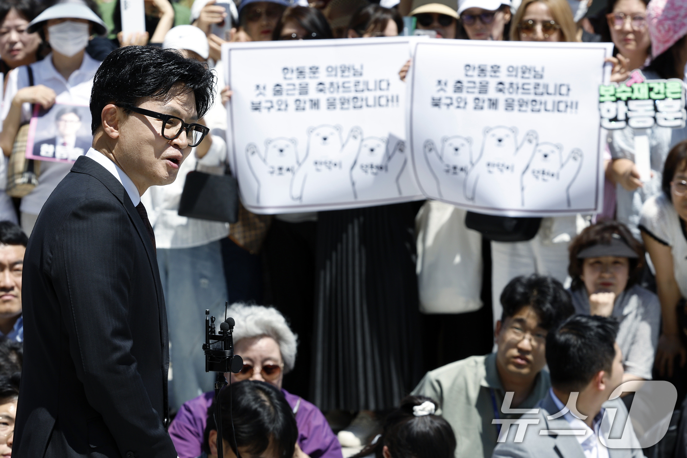 (서울=뉴스1) 박정호 기자 = 무소속 한동훈 의원이 5일 오후 서울 여의도 국회의사당 본청 앞에서 인사말을 하고 있다.  2026.6.5/뉴스1