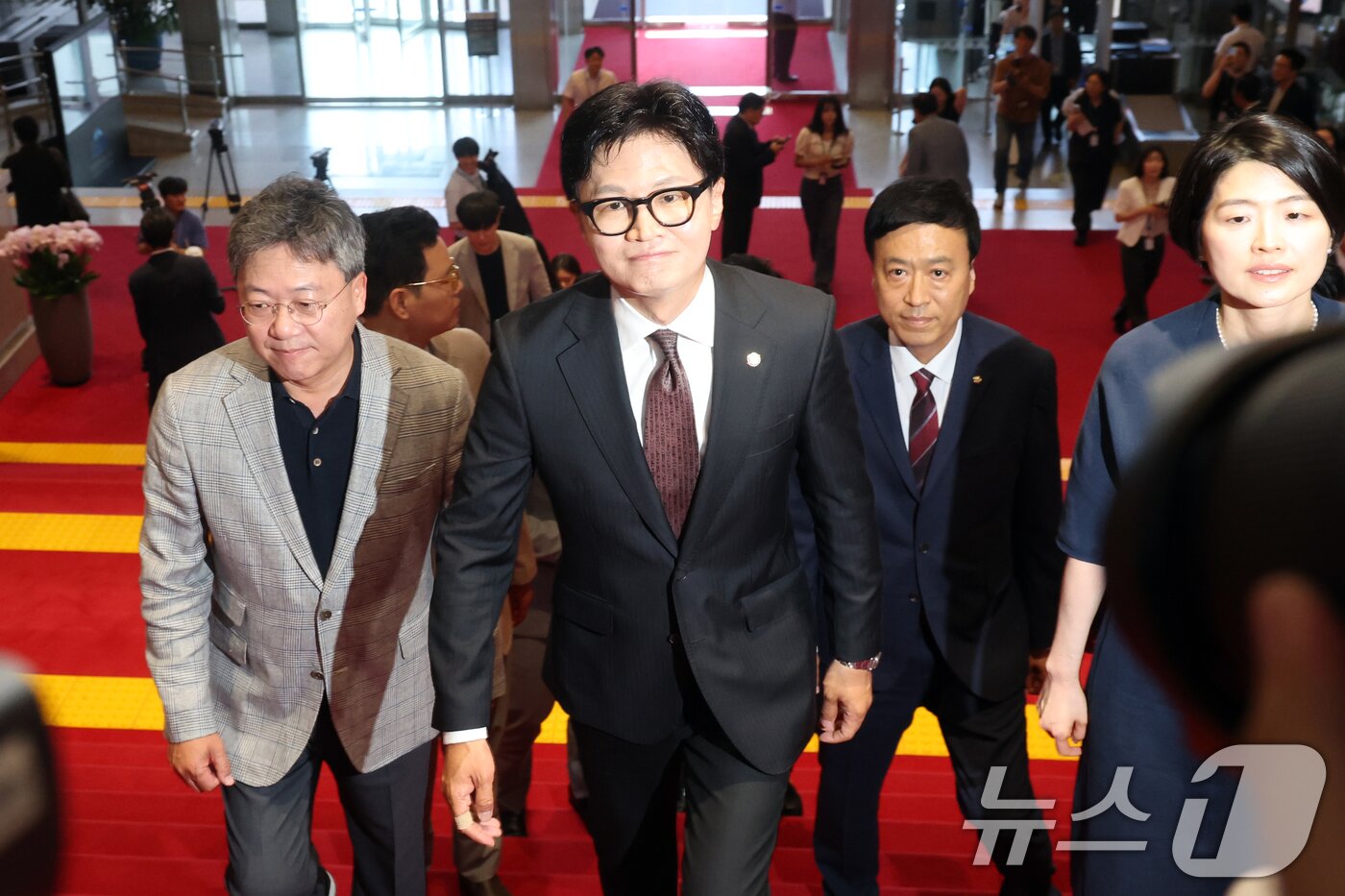 본문 이미지 - 한동훈 무소속 의원이 5일 오후 서울 여의도 국회로 등청하고 있다. 2026.6.5 ⓒ 뉴스1 황기선 기자