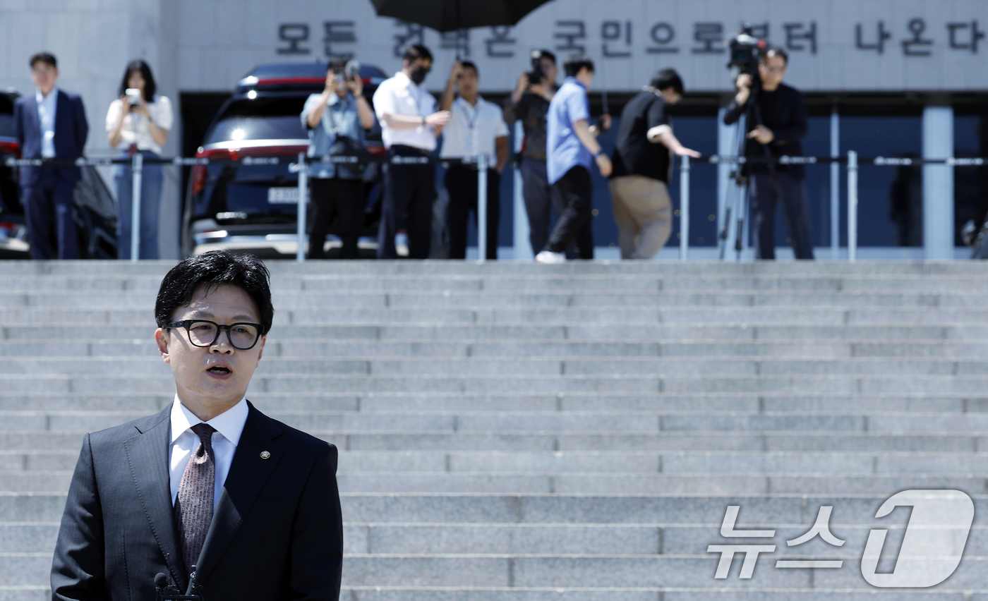 (서울=뉴스1) 박정호 기자 = 무소속 한동훈 의원이 5일 오후 서울 여의도 국회의사당 본청 앞에서 인사말을 하고 있다.  2026.6.5/뉴스1