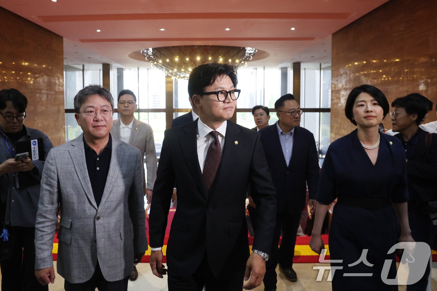 본문 이미지 - 한동훈 무소속 의원이 5일 오후 서울 여의도 국회로 등청하고 있다. 2026.6.5 ⓒ 뉴스1 황기선 기자