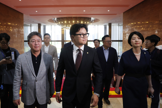 한동훈 "네이버 대표 출신 총리 임명 부적절…뇌물공여 보은인가"