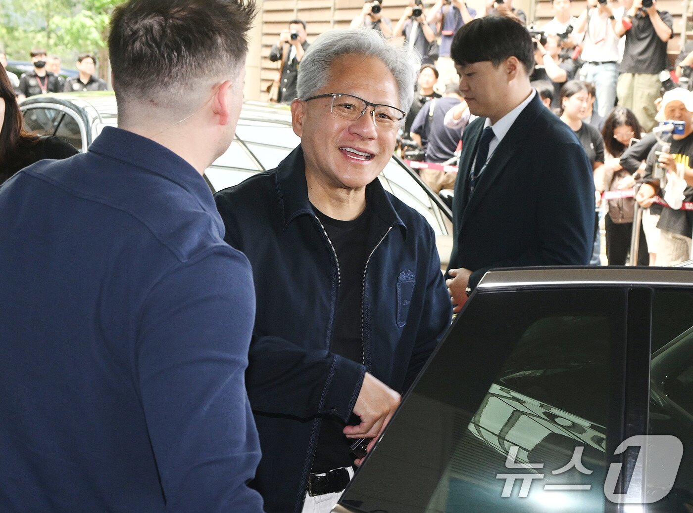 본문 이미지 - 젠슨 황 엔비디아 최고경영자(CEO)가 5일 서울 강서구 서울김포비즈니스항공센터(SGBAC)를 통해 입국해 차량에 탑승하고 있다. (공동취재) 2026.6.5 ⓒ 뉴스1 박지혜 기자