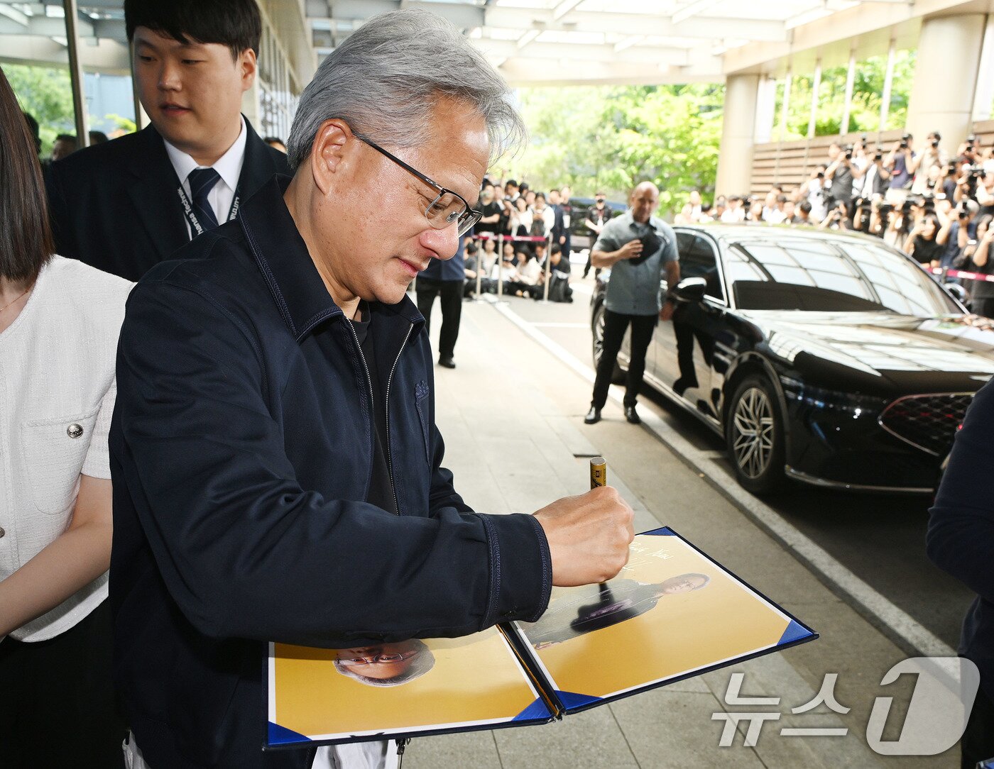 본문 이미지 - 젠슨 황 엔비디아 최고경영자(CEO)가 5일 서울 강서구 서울김포비즈니스항공센터(SGBAC)를 통해 입국해 시민들에게 사인 해주고 있다. (공동취재) 2026.6.5 ⓒ 뉴스1 박지혜 기자