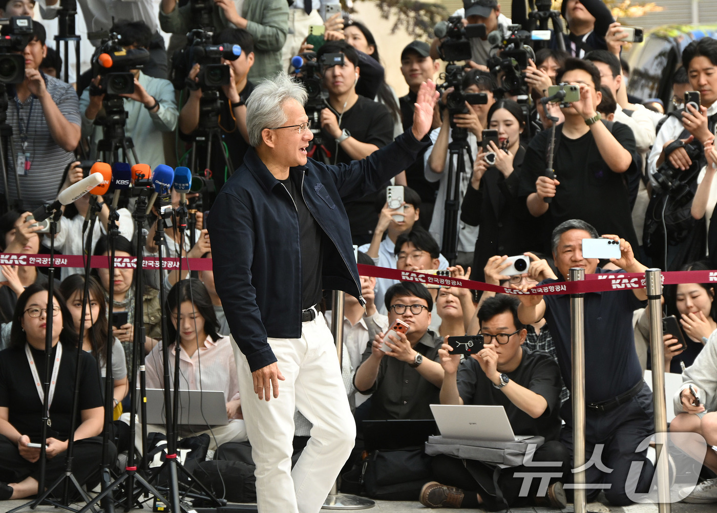 (서울=뉴스1) 박지혜 기자 = 젠슨 황 엔비디아 최고경영자(CEO)가 5일 서울 강서구 서울김포비즈니스항공센터(SGBAC)를 통해 입국하고 있다. (공동취재) 2026.6.5/뉴 …
