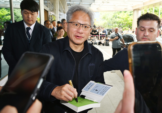 젠슨 황 "韓, 제조업·메카트로닉스·AI 독보적…로봇 공학에 완벽"