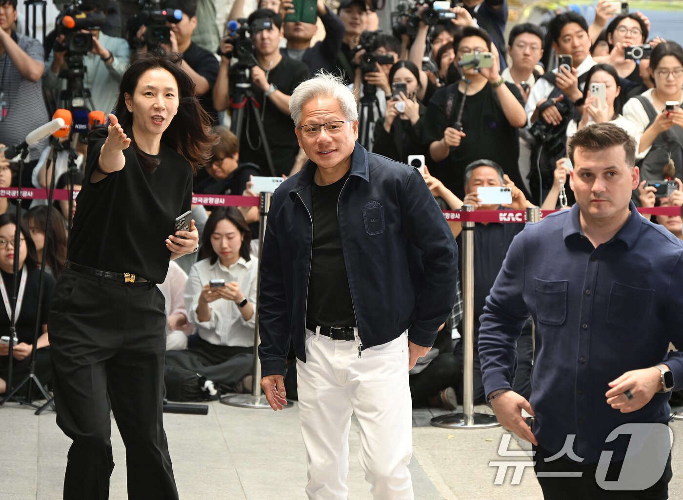 본문 이미지 - 젠슨 황 엔비디아 최고경영자(CEO)가 5일 서울 강서구 서울김포비즈니스항공센터(SGBAC)를 통해 입국하고 있다. (공동취재) 2026.6.5 ⓒ 뉴스1 박지혜 기자
