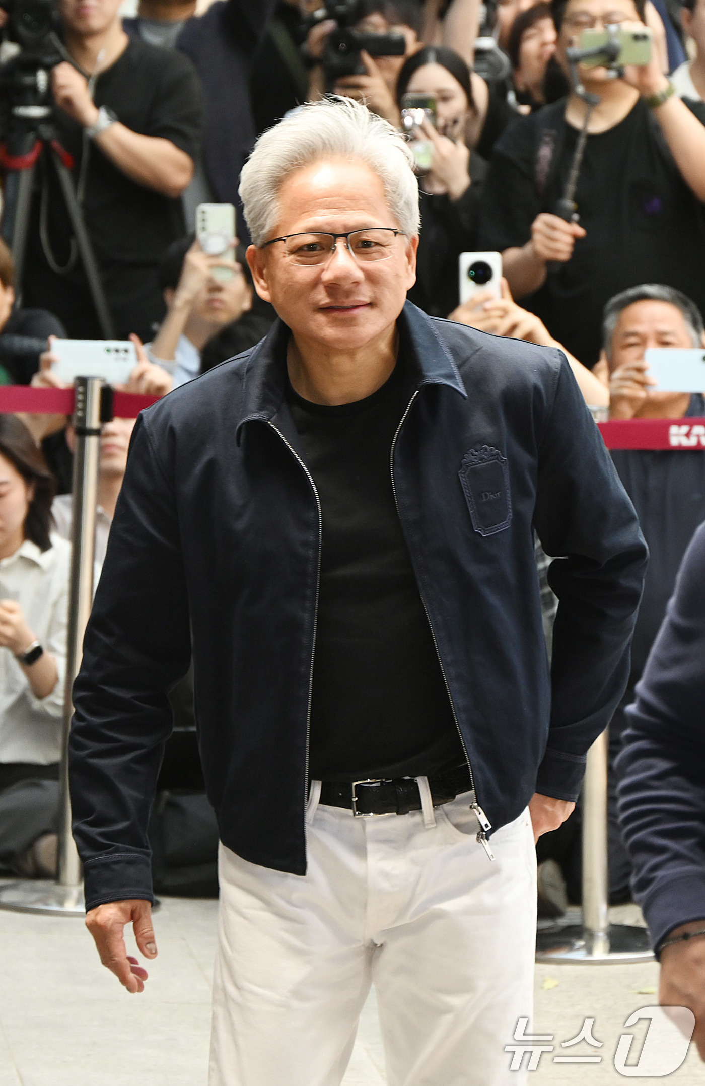 (서울=뉴스1) 박지혜 기자 = 젠슨 황 엔비디아 최고경영자(CEO)가 5일 서울 강서구 서울김포비즈니스항공센터(SGBAC)를 통해 입국하고 있다. (공동취재) 2026.6.5/뉴 …