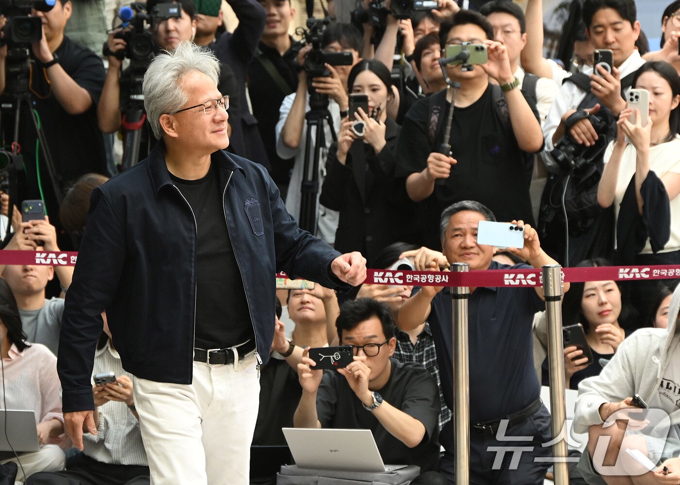 본문 이미지 - 젠슨 황 엔비디아 최고경영자(CEO)가 5일 서울 강서구 서울김포비즈니스항공센터(SGBAC)를 통해 입국하고 있다. (공동취재) 2026.6.5 ⓒ 뉴스1 박지혜 기자