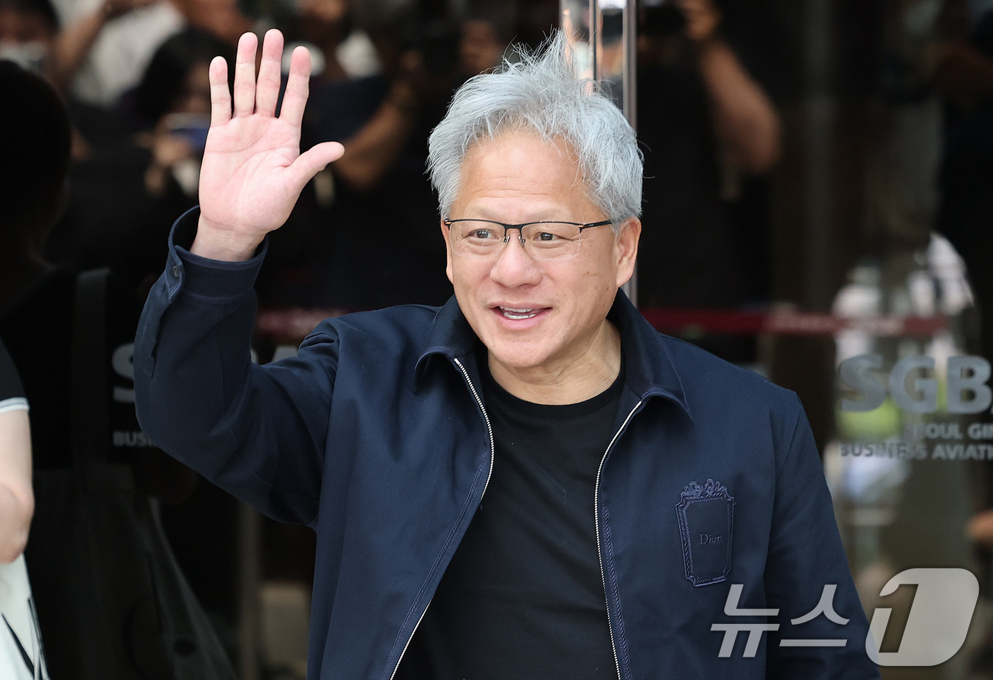 (서울=뉴스1) 박지혜 기자 = 젠슨 황 엔비디아 최고경영자(CEO)가 5일 오후 서울 강서구 서울김포비즈니스항공센터(SGBAC)를 통해 입국하고 있다.젠슨 황은 이날 국내 주요 …