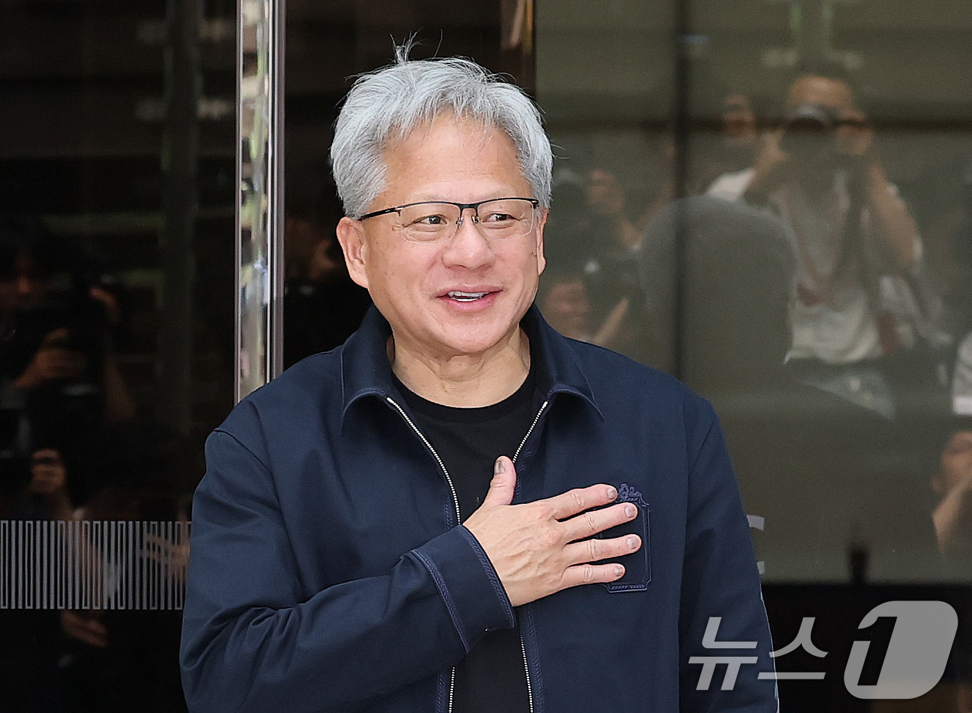 (서울=뉴스1) 박지혜 기자 = 젠슨 황 엔비디아 최고경영자(CEO)가 5일 오후 서울 강서구 서울김포비즈니스항공센터(SGBAC)를 통해 입국하고 있다.젠슨 황은 이날 국내 주요 …