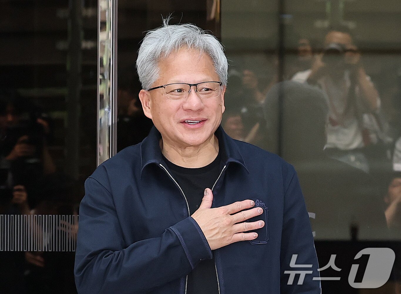 본문 이미지 - 젠슨 황 엔비디아 최고경영자(CEO)가 5일 오후 서울 강서구 서울김포비즈니스항공센터(SGBAC)를 통해 입국하고 있다. 젠슨 황은 이날 국내 주요 기업 총수들과 회동할 예정이다. 2026.6.5 ⓒ 뉴스1 박지혜 기자