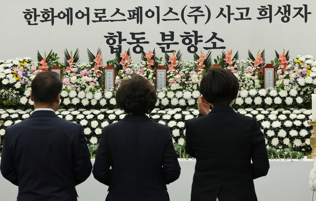 "아들아 가지마" 위패 앞 오열…한화에어로 분향소 눈물바다