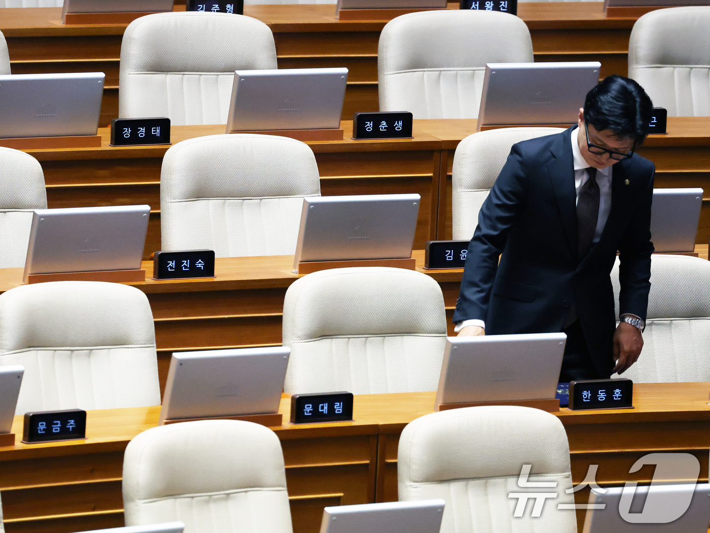 (서울=뉴스1) 황기선 기자 = 한동훈 무소속 의원이 5일 오후 서울 여의도 국회 본회의장에서 자리하고 있다. 2026.6.5/뉴스1