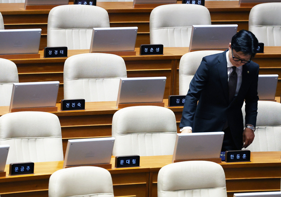 본회의장 자리 앉는 한동훈