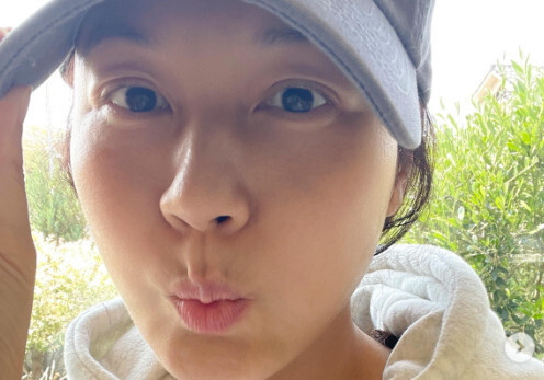 김하늘, 48세 맞아? 볼 빵빵 부풀린 애교 셀카…독보적 동안 미모 [N샷]