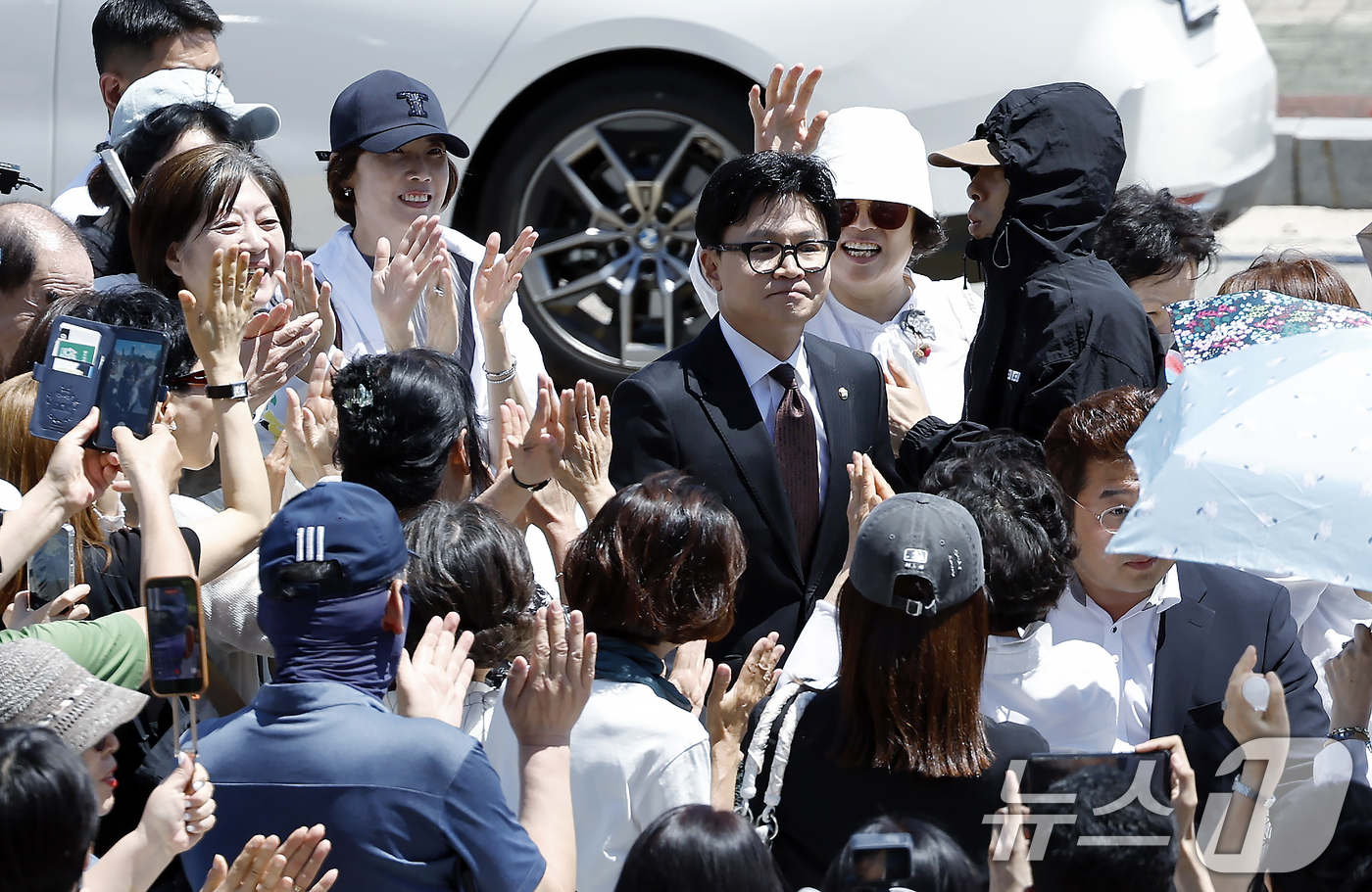 (서울=뉴스1) 박정호 기자 = 무소속 한동훈 의원이 5일 오후 서울 여의도 국회의사당 본청으로 지지자들의 환영을 받으며 첫 출근길에 나서고 있다.  2026.6.5/뉴스1