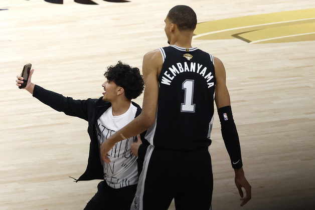 NBA 파이널 경기 중 난입한 팬, 전 구장 '영구 출입 금지' 처분