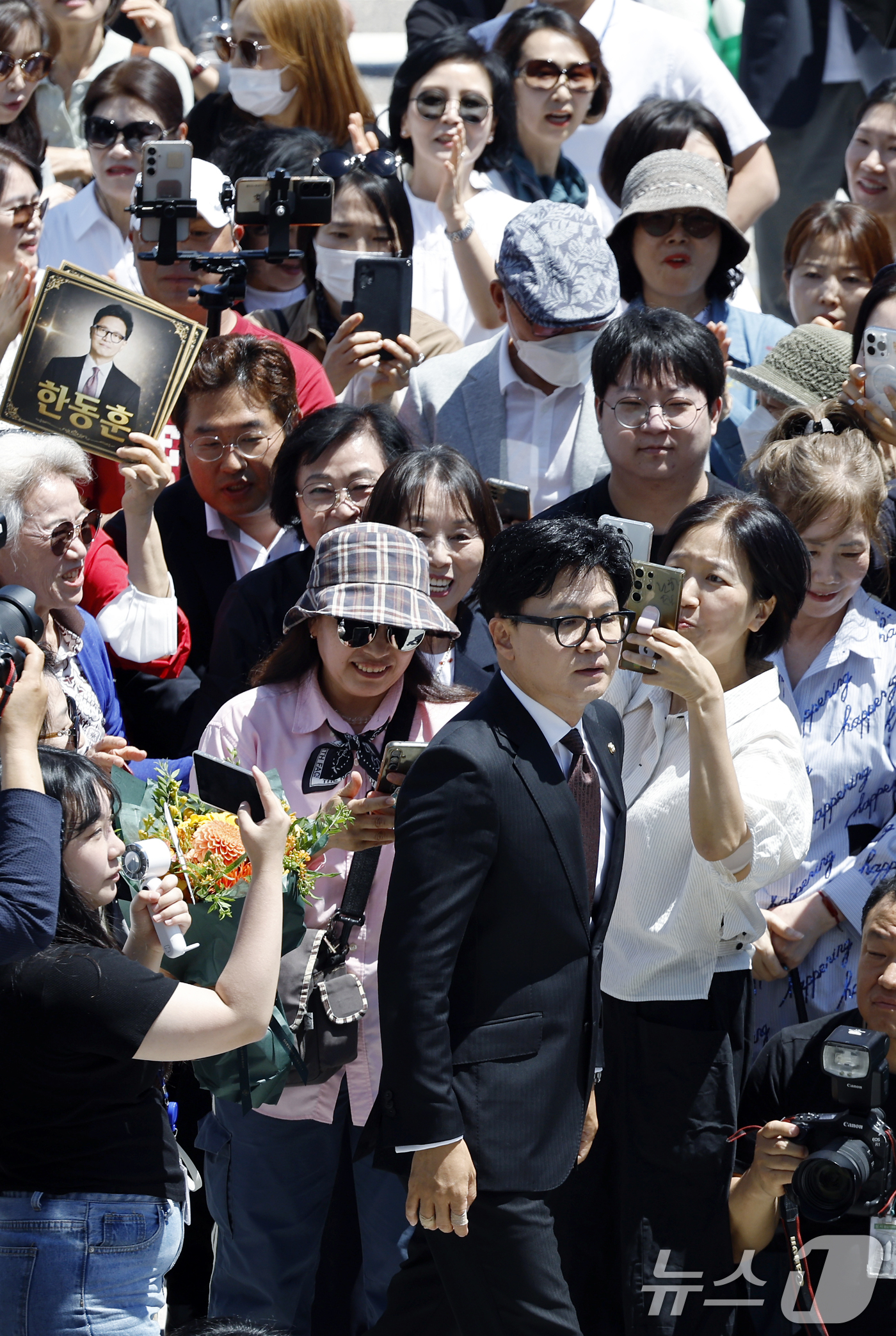 (서울=뉴스1) 박정호 기자 = 무소속 한동훈 의원이 5일 오후 서울 여의도 국회의사당 본청으로 지지자들의 환영을 받으며 첫 출근길에 나서고 있다.  2026.6.5/뉴스1