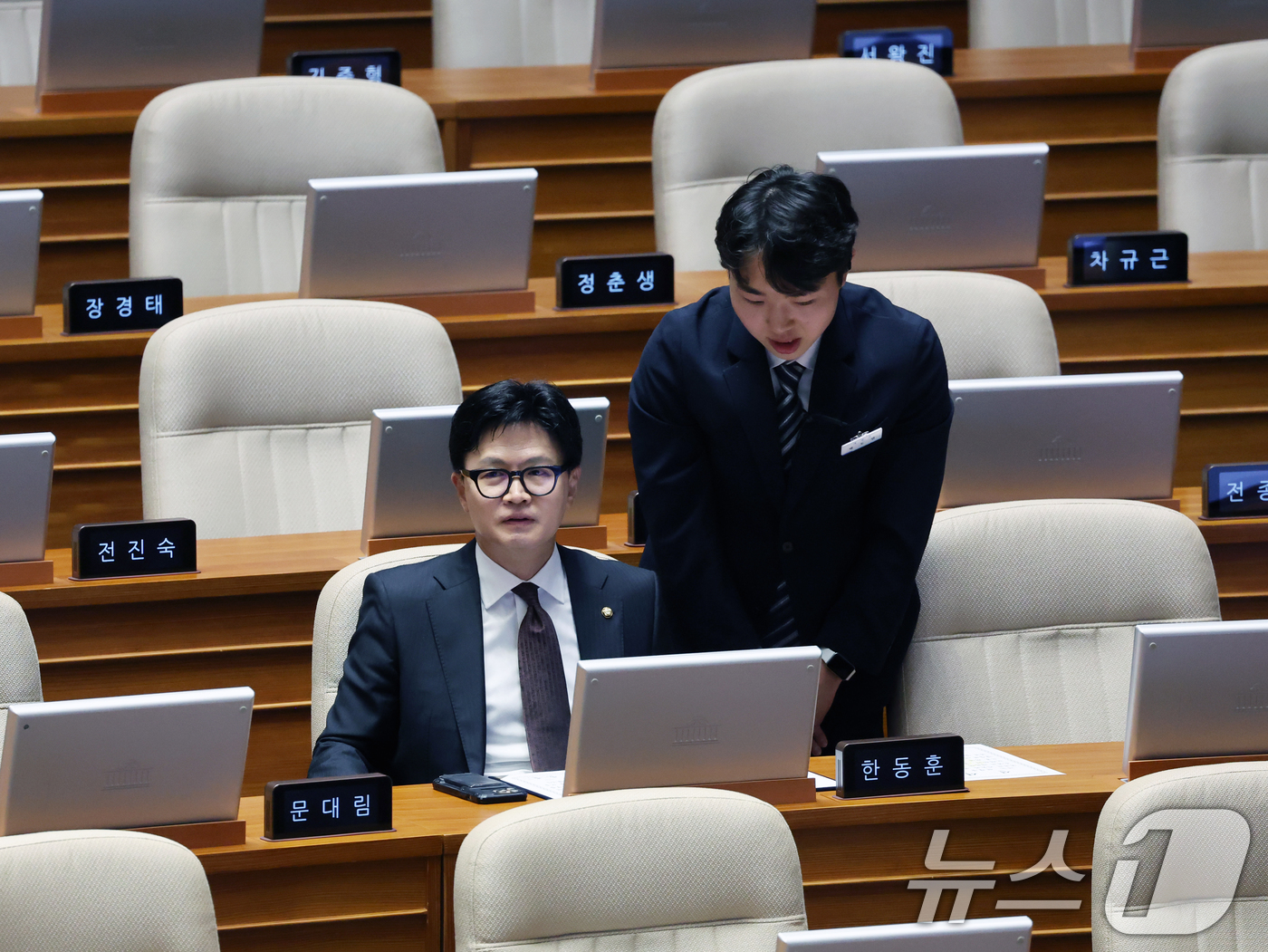 (서울=뉴스1) 황기선 기자 = 한동훈 무소속 의원이 5일 오후 서울 여의도 국회 본회의장에서 자리하고 있다. 2026.6.5/뉴스1