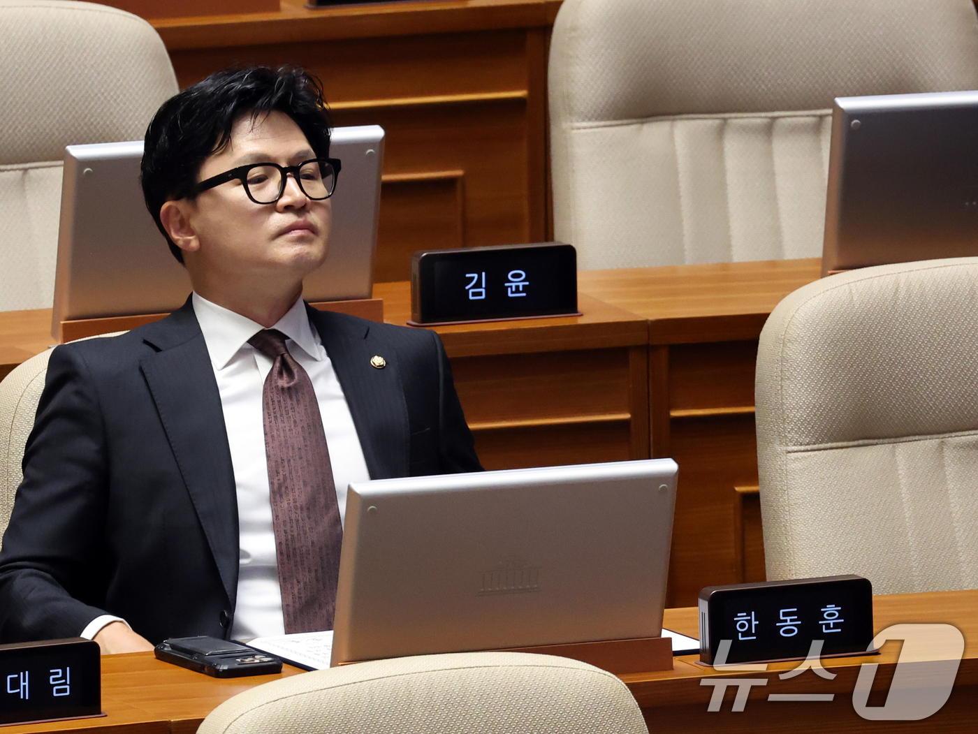 (서울=뉴스1) 황기선 기자 = 한동훈 무소속 의원이 5일 오후 서울 여의도 국회 본회의장에서 자리하고 있다. 2026.6.5/뉴스1