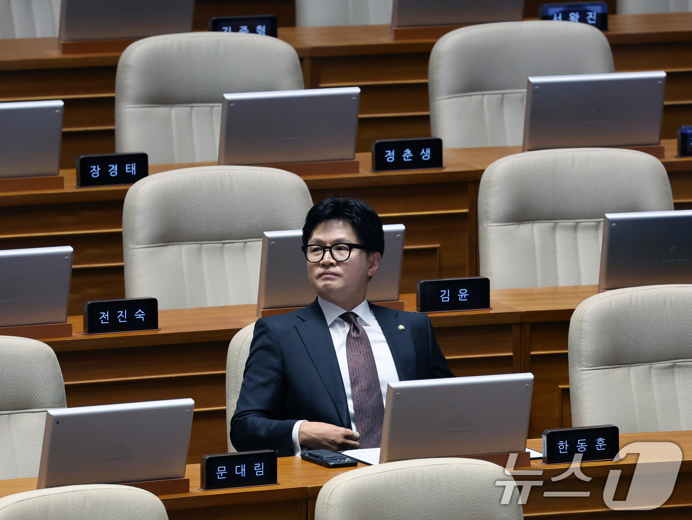 (서울=뉴스1) 황기선 기자 = 한동훈 무소속 의원이 5일 오후 서울 여의도 국회 본회의장에서 자리하고 있다. 2026.6.5/뉴스1
