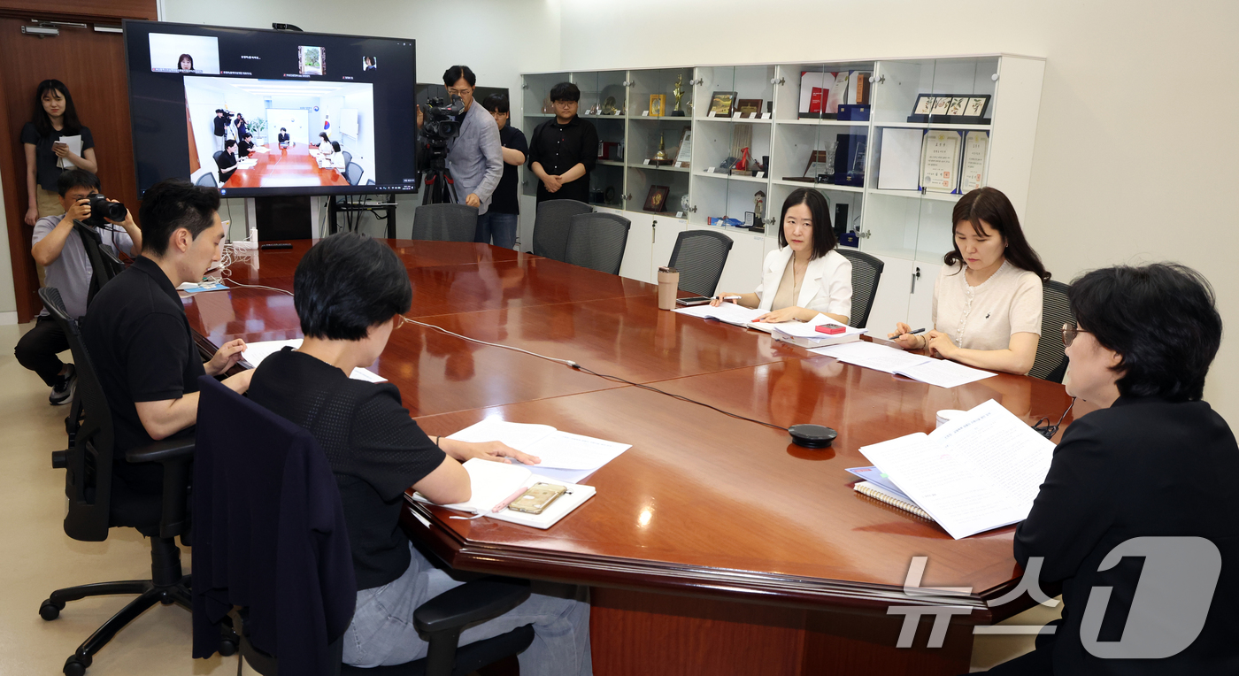 (서울=뉴스1) 김명섭 기자 = 원민경 성평등가족부 장관이 5일 서울 종로구 세종대로 정부서울청사에서 열린 스토킹·교제폭력 피해자 지원시설 영상 간담회에서 모두 발언을 하고 있다. …
