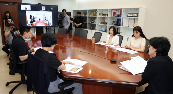 스토킹·교제폭력 피해자 지원시설 간담회 모두 발언하는 원민경 장관