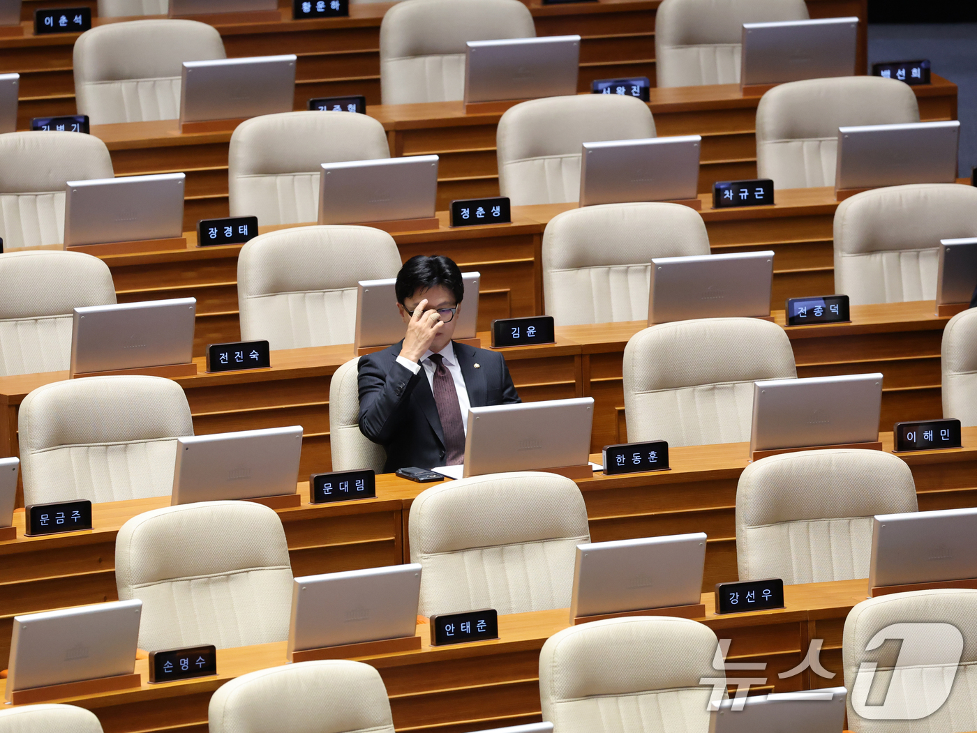 (서울=뉴스1) 황기선 기자 = 한동훈 무소속 의원이 5일 오후 서울 여의도 국회 본회의장에서 자리하고 있다. 2026.6.5/뉴스1