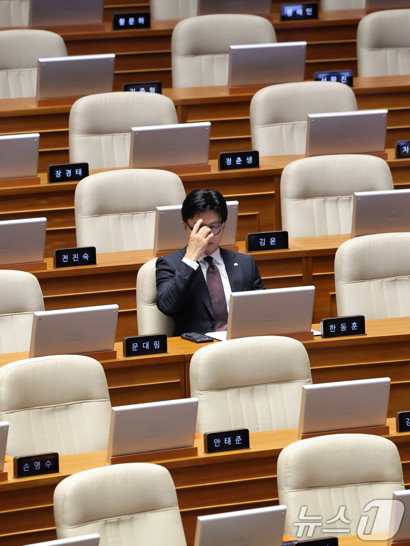 (서울=뉴스1) 황기선 기자 = 한동훈 무소속 의원이 5일 오후 서울 여의도 국회 본회의장에서 자리하고 있다. 2026.6.5/뉴스1