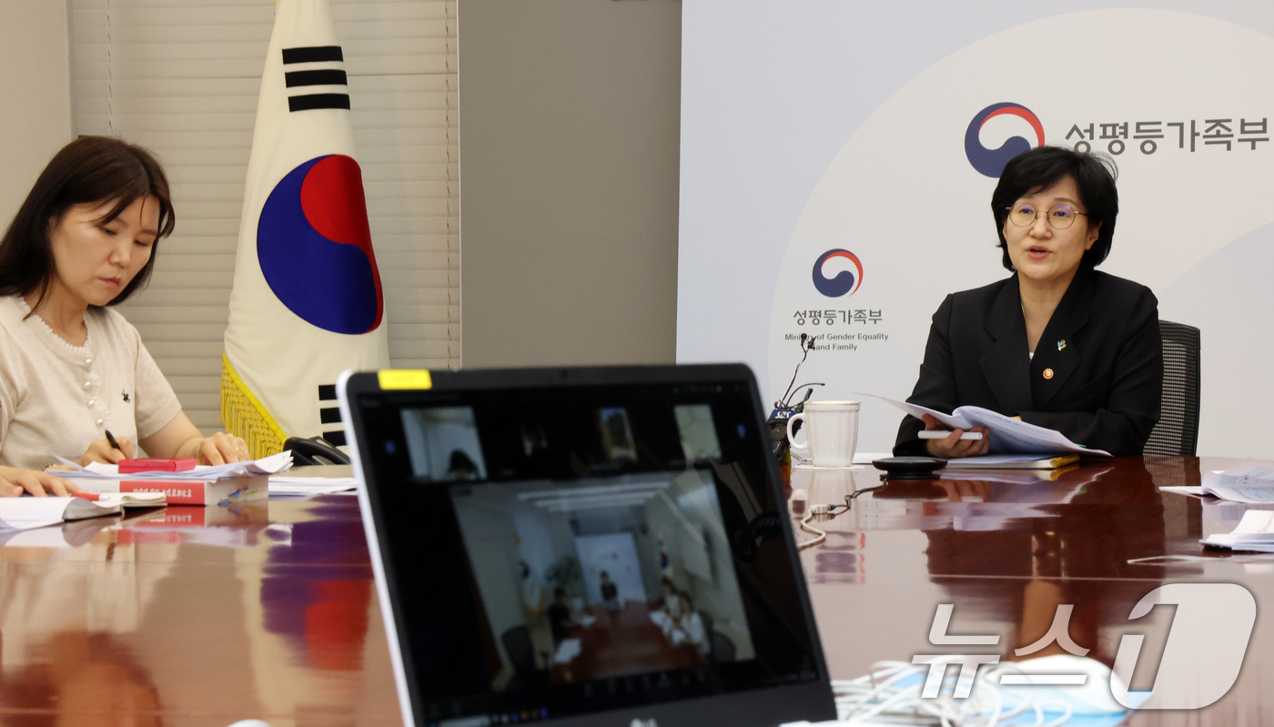 (서울=뉴스1) 김명섭 기자 = 원민경 성평등가족부 장관이 5일 서울 종로구 세종대로 정부서울청사에서 열린 스토킹·교제폭력 피해자 지원시설 영상 간담회에서 모두 발언을 하고 있다. …